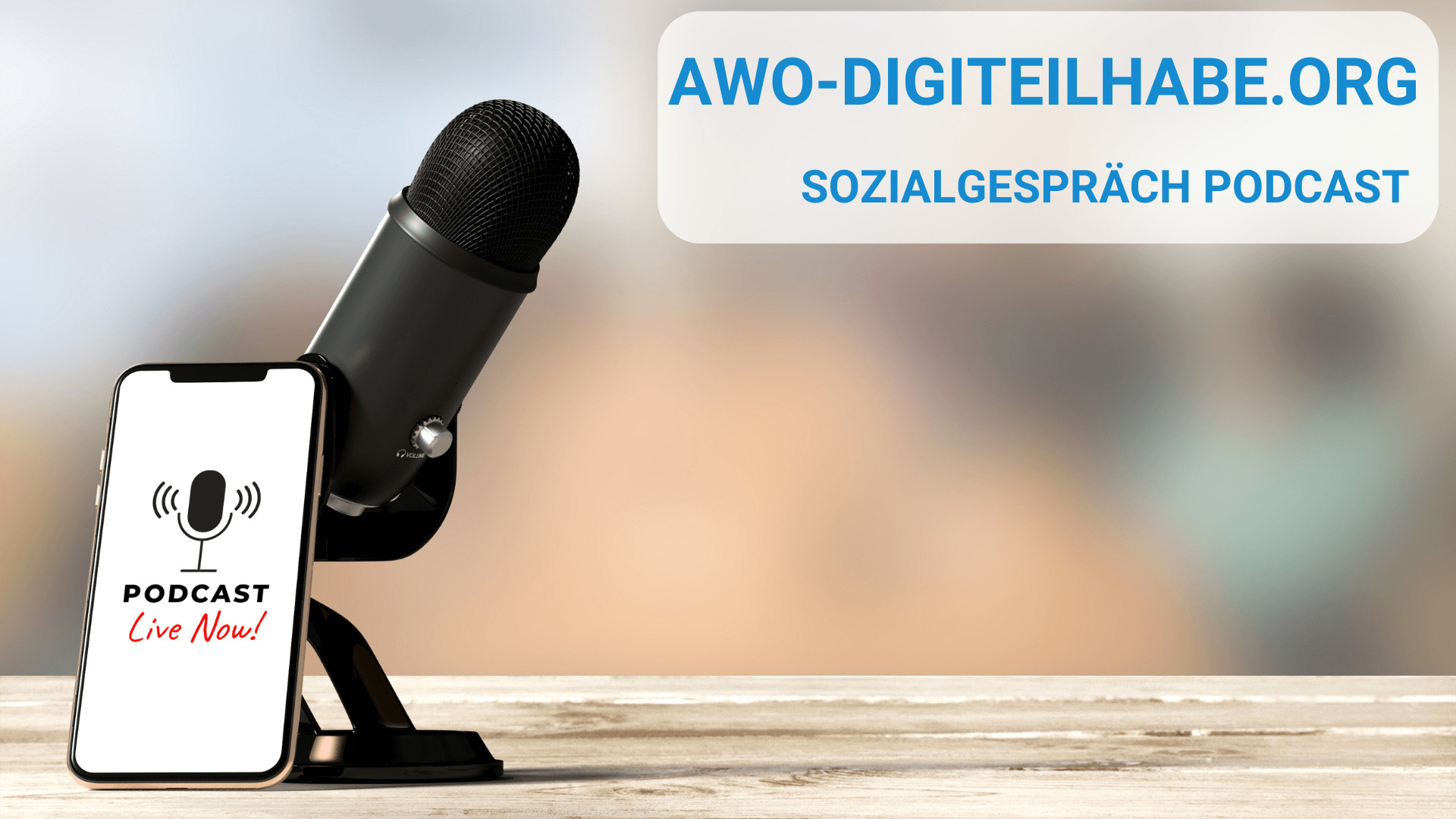 Foto eines Tisch-Mikrofons mit dem Text "AWO-DigiTeilhabe. Sozialgespräch Podcast"